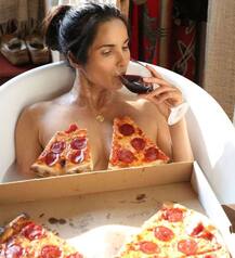 ન્યૂડ થઈને બાથટબમાં પિઝ્ઝા ખાતી પદ્મા લક્ષ્મીની તસવીરો થઈ વાયરલ, જુઓ તસવીરો