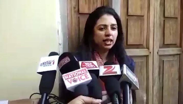 અમરોહામાં મોહમ્મદ શમીના ઘરે પહોંચ્યા બાદ મીડિયા સાથે વાત કરતી હસીન જહાં.