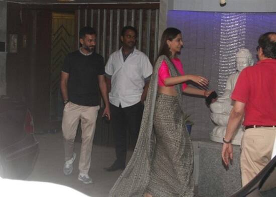 નોંધનીય છે કે બિઝનેસમેન આનંદ આહુજા અને સોનમ કપૂર એકબીજાને લાંબા સમયથી ડેટ કરતાં હતાં. ઓફિશિયલ જાહેરાત પહેલા પણ તેઓ જાહેરમાં અનેકવાર એકબીજા સાથે શોપિંગ તેમજ રેસ્ટોરન્ટમાં ક્લિક થયાં હતાં. બી ટાઉનમાં આ બન્નેની રિલેશનશીપ અંગેની ચર્ચાઓએ જોર પકડ્યું હતું અને અંતે આ ચર્ચાઓ સાચી સાબિત થઇ હતી.