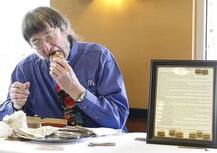 અનોખો રેકોર્ડ: 46 વર્ષમાં આ વ્યક્તિ ઝાપટી ગયો 30,000 બર્ગર, જાણો કોણ છે આ વ્યક્તિ