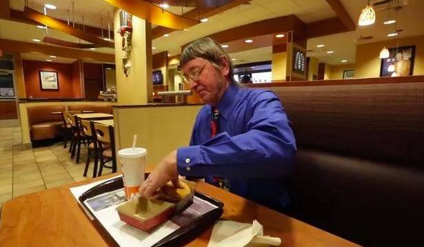 મેક ડોનાલ્ડ આઉટલેટમાં બર્ગર ખાતો ગોર્સક.