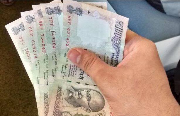 હાલ માર્કેટમાં ફરી રહેલી કેટલીક 100 રૂપિયાની નોટો 2005થી પણ જૂની છે. બેંકર્સે રિઝર્વ બેંક ઓફ ઈન્ડિયાને આ સમસ્યા પર તાત્કાલિક ધ્યાન આપવા કહ્યું હતું. જો માર્કેટમાં 100 રૂપિયાની નવી નોટો જલદી નહીં લાવવામાં આવે તો 500 રૂપિયાની નોટો પર આગામી દિવસોમં વધારે દબાણ જોવા મળશે.