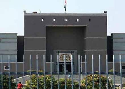 અરજદાર સમાજના પ્રમુખ દ્વારા ઓબીસી આયોગ સમક્ષ અરજી કરવા છતાં કોઈ નિર્ણય કરવામાં નહીં આવતા આ મામલો હાઈકોર્ટ સુધી પહોંચ્યો છે. આ કેસની વિગત મુજબ અરજદાર અંબલાલ પટેલે હાઈકોર્ટમાં કરેલી રિટ અરજીમાં એવી રજૂઆત કરી છે કે, અનામતની નીતિના અમલ સાથે જ ઓબીસી પોલીસીમાં કેટલીક ખામીઓ રહેલી છે.