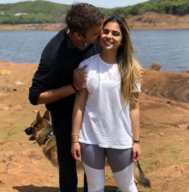 મુંબઈઃ રિલાયન્સ ઈન્ડસ્ટ્રીઝના ચેરમેન મુકેશ અંબાણીના દીકરી ઈશા અંબાણી દેશના જાણીતા બિઝનેસમેન અજય પીરામલના દીકરા આનંદ પીરામલ સાથે લગ્ન કરશે. ચાલુ વર્ષે ડિસેમ્બરમાં બંનેના લગ્ન થશે.