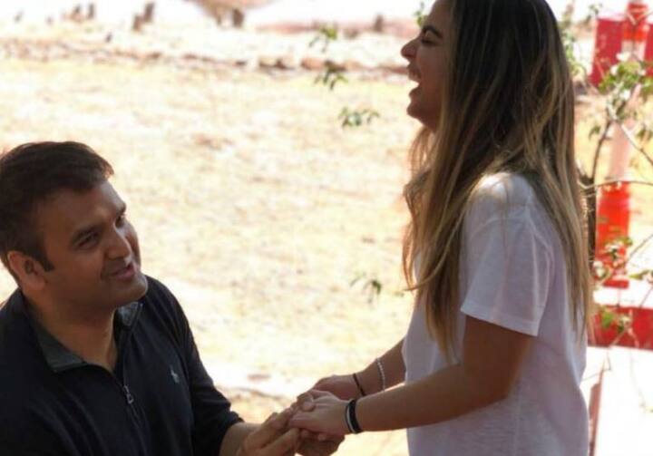 મુંબઈઃ રિલાયન્સ ઈન્ડસ્ટ્રીઝના ચેરમેન મુકેશ અંબાણીના દીકરી ઈશા અંબાણી દેશના જાણીતા બિઝનેસમેન અજય પીરામલના દીકરા આનંદ પીરામલ સાથે સગાઈ કરી છે. મુકેશ-નીતા અંબાણીની દીકરી ઈશા અંબાણી ચાલુ વર્ષે ડિસેમ્બરમાં આનંદ પીરામલ સાથે લગ્નના બંધનમાં બંધાશે. 