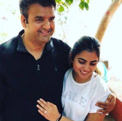 ઈશા અને આનંદ લાંબા સમયથી મિત્રો છે.આનંદની મમ્મીનું નામ સ્વાતિ પીરામલ અને પપ્પાનું નામ અજય પીરામલ છે. તેઓ પીરામલ ગ્રુપના એક્ઝિક્યુટિવ ડાયરેક્ટર અને પીરામલ રિયલ્ટીના ફાઉન્ડર છે. 