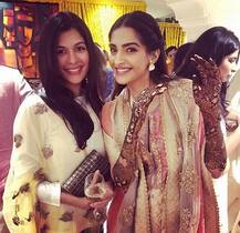 સોનમ કપૂરની મહેંદી સેરેમની યોજાઈ જુઓ INSIDE PIC