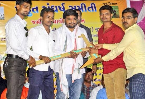 ગુજરાતમાં ભાજપના વિધાનસભ્ય છે તેની તરફથી કોઈ મદદની આશા ન રાખવા અને પોતાની લડાઈ જાતે જ લડવી પડશે તેવી હાકલ કરી હતી. ખેડૂતો પોષણક્ષમ ભાવો પાકવીમા આડેધડ જમીન સંપાદન સહિતના અનેક સરકારી દમનનો ભોગ બને છે. 