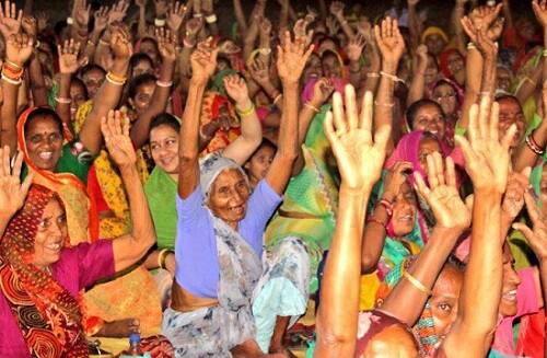 આથી જિલ્લાના તમામ ખેડૂતોને એક થઈ આ આંદોલન ચલાવે તો ગાંધીનગરમાં બેઠેલા મંત્રીઓ પણ તમારા પગમાં પડી જશે તેમ અંતમાં હાકલ કરી હતી.