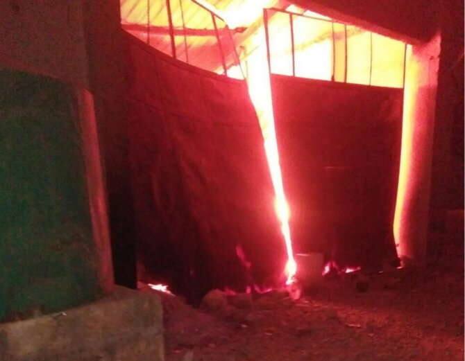 આગ એટલી ભયાનક હતી કે ગોંડલ અને જેતપુરથી ફાયર ફાઇટર બોલાવવામાં આવી હતી. ઘટનાની જાણ થતાં રાજકોટ જિલ્લા કલેક્ટર રાહુલ ગુપ્તા અને જિલ્લા પોલીસ વડા અંતરિપ સુદ સહિતના અધિકારીઓ ઘટનાસ્થળે દોડી આવ્યા હતા.અહીં સૌથી મોટો સવાલ એ થાય છે કે આખરે ટેકાના ભાવે ખરીદેલી મગફળી ભરેલા ગોડાઉનમાં જ વારંવાર આગ કેમ લાગે છે? એબીપી અસ્મિતાની તપાસમાં જાણવા મળ્યું હતું કે, ગોડાઉનમાં રાખવામાં આવેલી બોરીઓમાં 50 ટકા માટી હતી.