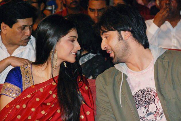  ‘સાંવરિયા’ના શૂટિંગ વખતે જ રણબીર-સોનમ નજીક આવ્યા હતા અને બંનેના અફેરની ચર્ચાએ જોર પકડ્યું હતું. જો કે બાદમાં બંનેનું બ્રેકઅપ થયું હતું. બ્રેકઅપ પહેલાં સોનમે કહ્યું હતું કે, રણબીર એવો વ્યક્તિ છે જેને દરેક છોકરી બોયફ્રેંડ બનાવવા ઈચ્છે. જો કે બ્રેકઅપ બાદ સોનમે કહ્યું કે, રણબીરમાં બોયફ્રેંડ જેવી કોઈ લાયકાત નથી.