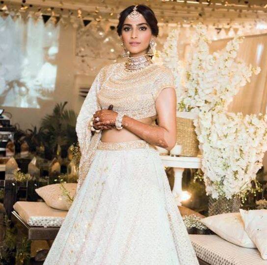 સોનમ કપૂર વ્હાઇટ અને ગોલ્ડન લહેંગામાં ખૂબ ક્યૂટ લાગતી હતી.