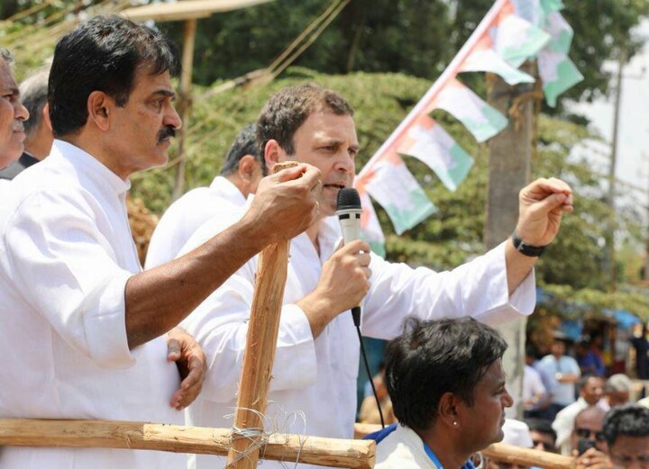 બળદગાડામાં ઉભા રહીને સંબોધન કરતાં કોંગ્રેસ અધ્યક્ષ રાહુલ ગાંધી.