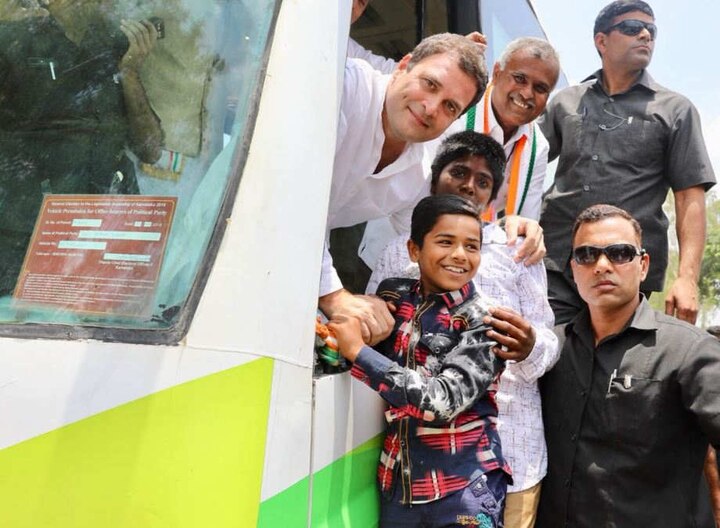બાળક સાથે તસવીર પડાવતાં રાહુલ ગાંધી.