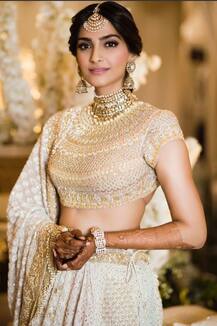 વ્હાઇટ અને ગોલ્ડન લહેંગામાં સોનમ થઈ સંગીત સેરેમની માટે તૈયાર, જુઓ તસવીરો