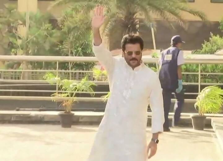 પ્રશંસકોનું અભિવાદન ઝીલતા અનિલ કપૂર.