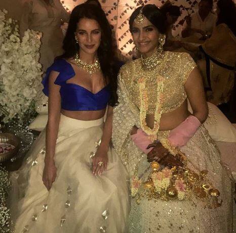 કેટરિના કૈફની બહેન ઈસાબેલ સોનમ કપૂર સાથે.