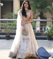 બહેન સોનમની સંગીત સેરેમનીમાં વ્હાઇટ અને ગોલ્ડન લહેંગામાં સજ્જ જ્હાન્વી કપૂરને લોકો જોતાં જ રહી ગયા, જુઓ તસવીરો