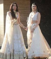 બહેન સોનમની સંગીત સેરેમનીમાં વ્હાઇટ અને ગોલ્ડન લહેંગામાં સજ્જ જ્હાન્વી કપૂરને લોકો જોતાં જ રહી ગયા, જુઓ તસવીરો