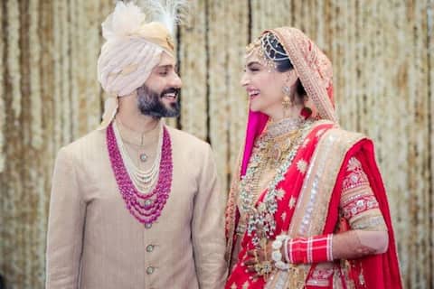 સોનમ કપૂરે આનંદ આહૂજા સાથે શીખ વિધિથી કર્યા લગ્ન, પ્રથમ તસવીર આવી સામે સોનમ કપૂરે આનંદ આહૂજા સાથે શીખ વિધિથી કર્યા લગ્ન, પ્રથમ તસવીર આવી સામે