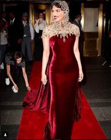 પ્રિયંકાએ ગાઉનમાં કલરના લિપસ્ટિકથી પોતાના આ લૂક કમ્પલિટ કર્યો અને એકદમ સુંદર દેખાઇ રહી હતી.