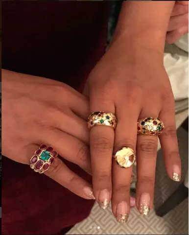 પ્રિયંકા અહીં ડ્રેસથી મેચિંગ રિંગ્સ પહેરી દેખાઇ રહી છે.