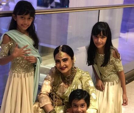 જેકલિન ફર્નાન્ડીઝે સોનમ કપૂરની સંગીત સેરેમનીમાં ફ્રેન્ડ્સ સાથે ખૂબ મસ્તી કરી હતી.