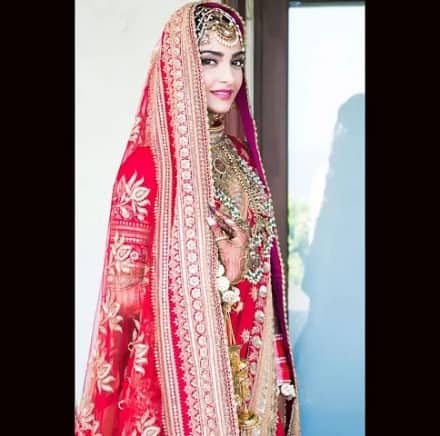 અભિનેત્રી સોનમ કપૂર અને આનંદ આહૂજાની સંગીત સેરેમની સોમવારે રાતે સનટેક બીકેસીમાં યોજાઈ હતી. આ ફંક્શન માટે ડ્રેસ કોડ ઈન્ડિયન ફેસ્ટિવ શેડ્સ ઓફ વ્હાઇટ રાખવામાં આવ્યો હતો. 