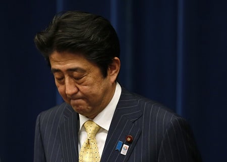  ડિનર દરમિયાન જ્યારે આબેને ટેબલ પર ડેઝર્ટ જૂતામાં ભોજન પીરસવામાં આવ્યું ત્યારે આબેએ સંકોચ કર્યા વગર ખાધું હતું. પરંતુ ત્યાં હાજર જાપાની અને ઈઝરાયેલી ડિપ્લોમેટ્સને આ વાત પસંદ આવી નહોતી અને તેની નિંદા કરતા કહ્યું કે દુનિયામાં એવી કોઈ સંસ્કૃતી નથી જેમાં જૂતાને ટેબલ મુકવામાં આવે છે. અમે અમારા પ્રધાનમંત્રી સાથે થયેલા આ વ્યવહારથી નારાજ છે. ત્યારે બીજી તરફ ઈઝરાયેલના વિદેશ વિભાગે નિવેદન આપ્યું કે અમારા શેફ ખૂબજ ક્રિએટીવ છે અને અમે તેના કામની પ્રશંસા કરીએ છે.