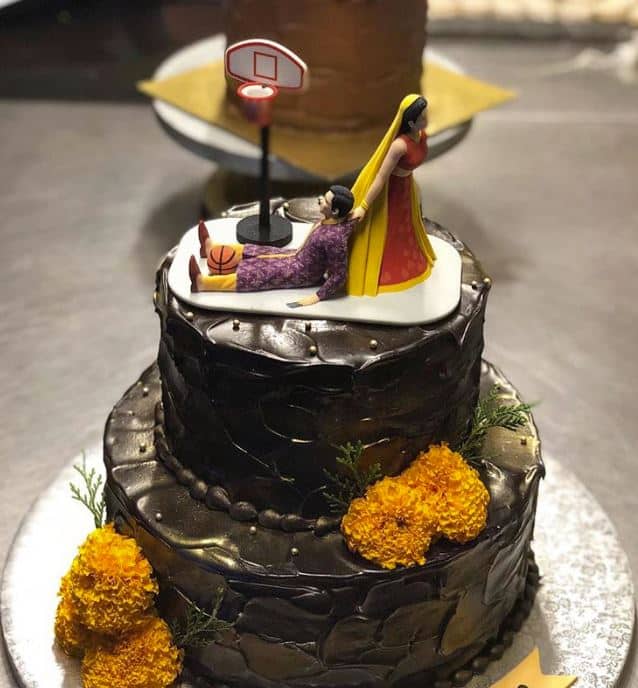મુંબઈઃ મસ્સકલી ગર્લ સોનમ કપૂરે આજે દિલ્હી સ્થિત બિઝનેસમેન આનંદ આહુજા સાથે લગ્નગ્રંથિથી જોડાઈ હતી. શીખ વિધિ પ્રમાણે લગ્ન થયા હતા. લગ્ન બાદ સોનમ કપૂર અને આનંદ આહુજાએ કેક કાપી હતી.