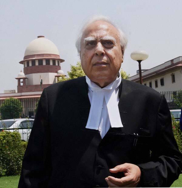  સુપ્રીમ કોર્ટમાં આ સમગ્ર મામલાનો નાટકીય ઘટનાક્રમ જોવા મળ્યો. મહાભિયોગના પ્રસ્તાવને વેંકૈયા નાયડૂએ રદ કરવાની અરજી ત્યારે પાછી ખેંચી, જ્યારે 5 જજની પીઠે બંધારણિય પીઠના ગઠનને લઈને પ્રશાસનિક ઓર્ડરની કોપી શેર કરવાનો ઈન્કાર કરી દીધો હતો. આ મામલે પ્રતિક્રિયા આપતાં પ્રશાંત ભૂષણે કહ્યું કે આ ઘણું જ નિરાશાજનક અને દુર્ભાગ્યપૂર્ણ છે કે બંધારણિય પીઠે પ્રશાસનિક ઓર્ડરની કોપી શેર કરવાનો ઈન્કાર કરી દીધો.