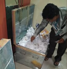 બેંગલુરુઃ ફ્લેટમાંથી મળ્યા આશરે 10 હજાર વોટર કાર્ડ, બીજેપી-કોંગ્રેસના એકબીજા પર આરોપ