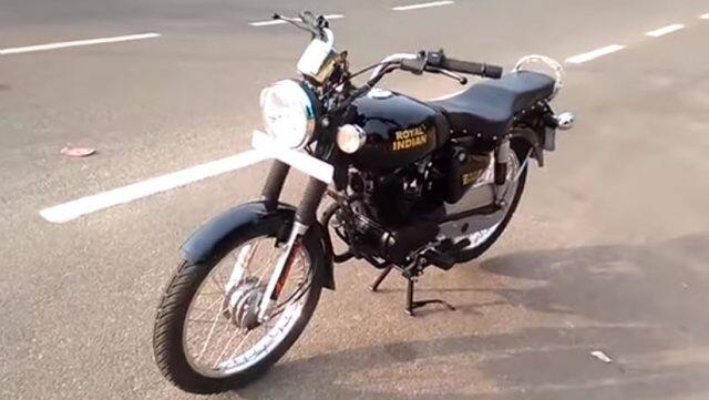  રોયલ ઈન્ડિયન બુલેટમાં સીટ, ફ્યૂલ ટેંક, સ્પોક વ્હીલ અને ગોળ હેડલેમ્પ તને રોયલ એનફીલ્ડ બુલેટ જેવો લૂક આપે છે. જ્યારે તેની પાછળની સીટ પણ પર બુલેટ પણ લખેલુ છે. આ ઉપરાંત ફ્યૂલ ટેંક પર રબરના અક્ષરોથી રોયલ ઈન્ડિયન ટાઈપ કરવામાં આવ્યું છે. તેની મોટાભાગની ડિઝાઈન બુલેટ જેવો લૂક આપે છે.