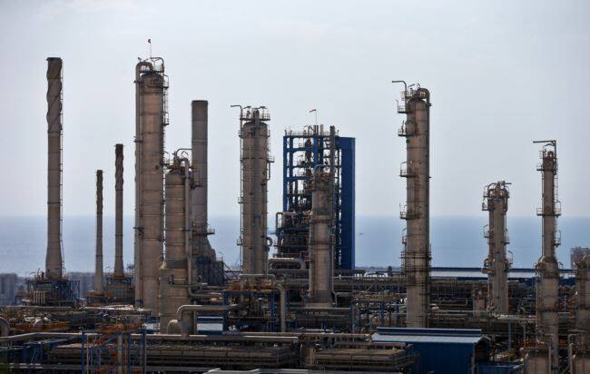 ન્યૂઝ એજન્સીના જણાવ્યા પ્રમાણે, ટ્રમ્પે આરોપ લગાવ્યો છે કે, ઈરાન સમજૂતીને નબળુ બનાવી રહ્યું છે. આ સંજોગોમાં તેમની ઉપર આર્થિક પ્રતિબંધો પણ લગાવાવમાં આવશે, અમેરિકાના આ નિર્ણયથી પશ્ચિમ એશિયામાં યુદ્ધનું જોખમ વધી ગયુ છે. તેલની જરૂરિયાતો પૂરી કરવા માટે પણ અનિશ્ચિતતા વધી ગઈ છે.