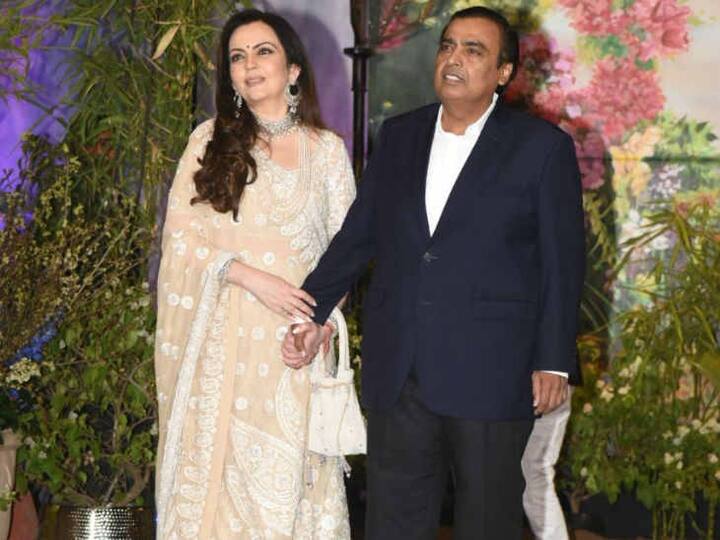 સોનમના રિસેપ્શનમાં મુકેશ અંબાણી પત્ની નીતા સાથે આવ્યા હતા તો તેમનો દીકરો આકાશ અંબાણી મંગેતર શ્લોકા મહેતા સાથે નજરે પડ્યો હતો. 