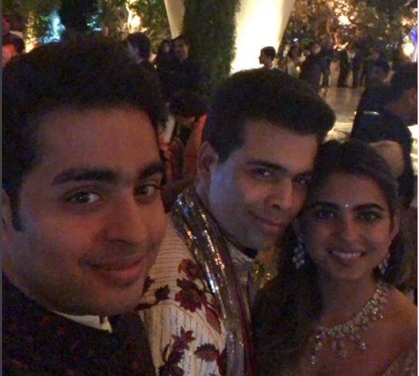 આકાશ અને ઈશાએ રિસેપ્શનમાં કરન જોહર સાથે સેલ્ફી લીધી હતી.