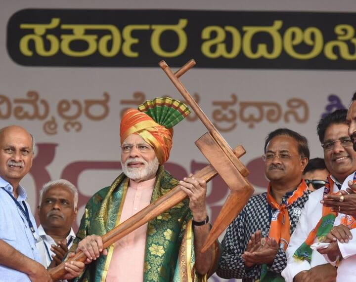 મોદીએ સભામાં કહ્યું કે, મને નામદારોના વિકાસમાં રસ છે, કામદારોના વિકાસ કરવામાં નહીં. દિલ્હીમાં 10 વર્ષ સુધી મનમોહન સિંહજી વડાપ્રધાન હતા પરંતુ રિમોટ કન્ટ્રોલ 10 જનપથમાં મેડમ પાસે હતું. ચાર વર્ષથી દિલ્હીમાં તમે મોદીની સરકાર બનાવી છે, પંરતુ રિમોટ કન્ટ્રોલ સવા સો કરોડ ભારતીયો છે. તમે જ મારા હાઈ કમાન છો. તમે જે કહેશો તે હું કરીશ. હાઇ કમાન કહશે મોદી બેસી જાવ, તો હું બસી જઈશ, ઉભા થવાનું કહેશે તો ઉભો થઈ જઈશ. કારણકે લોકતંત્રમાં હાઇકમાન જનતા જનાર્દન હોય છે.