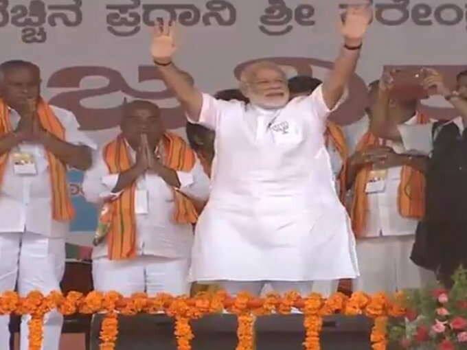 એટલે કે ગઠબંધન દળોનું જ થવું હોય તો થશે, 40 વર્ષથી રાહ જોઇ રહેલા નેતાઓનું જે થવુ હોય તે થશે. તેને લાઇનમાં પોતાની ડોલ પહેલા મુકી દીધી. કહ્યું હું વડાપ્રધાન બનીશ. આ અહંકારી નામદારનું પોતાને વડાપ્રધાન જાહેર કરવો, એ કોંગ્રેસની અપરિપક્વતાને વ્યક્ત કરે છે. 