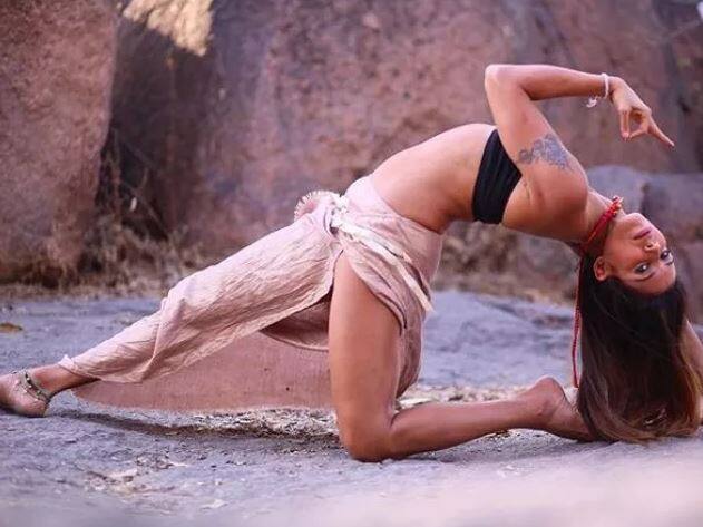 નવી દિલ્હીઃ બોલિવૂડ સ્ટાર્સ તેમની ફિટનેસને લઈ ઘણા સજાગ રહેતા હોય છે. પરંતુ આ સ્ટાર્સેને ફિટ રાખવા માટે તેમની પાછળ કેવા એટલાક લોકો હોય છે, જે ક્યારેય લાઇમલાઇટમાં આવતા નથી. યોગા ટ્રેનર દીપિકા મહેતા આવી જ એક વ્યક્તિ છે.