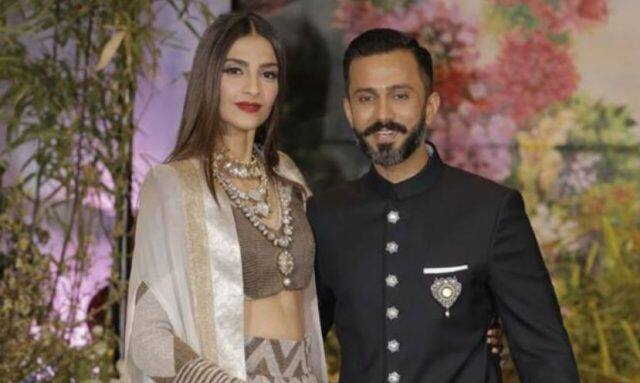  સમાચારો મળી રહ્યા છે તે મુજબ સોનમની આ સગાઈની વીંટીની કિંમત 90 લાખ રૂપિયા હોવાનું કહેવામાં આવી રહ્યું છે. આ પહેલા ડિસેમ્બરમાં ટીમ ઈન્ડિયાના કેપ્ટન વિરાટ કોહલીએ અનુષ્કા શર્માને 1 કરોડ રૂપિયાની કિંમતની વીંટી પહેરાવી હતી.