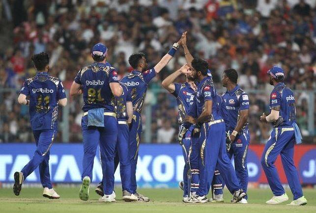 કોલકાતાઃ મુંબઈ ઈન્ડિયન્સે કોલકાતા નાઇટ રાઇડર્સને આઈપીએલની સીઝન 11ના 41માં મુકાબલામાં 102 રનના વિશાળ અંતરની હાર આપી છે. 211 રનના લક્ષ્યાંકને હાંસલ કરવા મેદાને ઉતરેલી કોલકાતા નાઇટ રાઇડર્સની સમગ્ર ટીમ 18.1 ઓવરમાં 108 રન પર જ સમેટાઇ ગઈ હતી. મુંબઈની ઈન્ડિયન્સની બેટિંગમાં યુવા વિકેટકિપર બેટ્સમેન ઈશાન કિશનની ઇનિંગ આકર્ષણનું કેન્દ્ર રહી હતી.