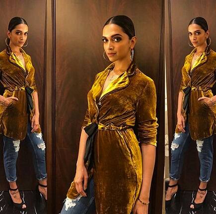  આમ તો આજકાલ ડ્રેસને રિપીટ કરીને પહેરવાનો એક ટ્રેન્ડ છે. પરંતુ દીપિકા જે ડ્રેસને રિપીટ કર્યો છે, તેને પહેલા પણ ઓડિયન્સ દ્વારા પસંદ કરાયો નથી. આ વર્ષે જ જાન્યુઆરીમાં થયેલી શાહરૂખ ખાનની પાર્ટીમાં દીપિકા આ જ જેકેટ પહેરીને પહોંચી હતી.