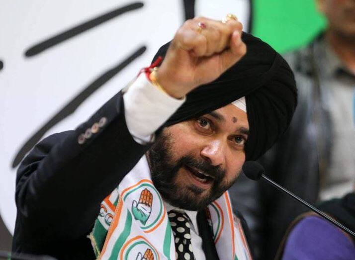 અમૃતસરઃ પંજાબના મંત્રી અને પૂર્વ ક્રિકેટર નવજો સિંહ સિદ્ધુ પર બુધવારે એક સાંઢે હુમલો કર્યો હતો. જોકે તેમાં તેનો આબાદ બચાવ થયો હતો. આ ઘટના અમૃતસરમાં બની હતી.