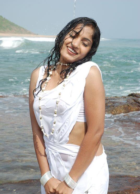 માધવી લતાએ કહ્યું કે, તે ડિરેક્ટરની માંગણી ન માનતા મારી સાથે ખરાબ વ્યવહાર કરવામાં આવ્યો હતો. મને સેટ પર કોઇ સાથે વાત કરવા દેવામાં આવતી નહોતી. મારી હોટલ પણ બદલી દેવામાં આવી. મારી માતાને સેટ પર આવવા દેવામાં આવતી નહોતી. મને સતત 55 દિવસ સુધી ટોર્ચર કરવામાં આવી. ડિરેક્ટર પણ મારી સાથે ખરાબ વર્તન કરતો હતો. 