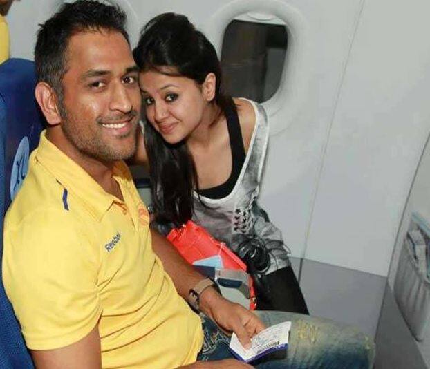 ધોનીએ જણાવ્યું કે, જ્યારે તે 12માં ધોરણમાં ભણતો હતો ત્યારે સ્વાતિ નામની છોકરી તેનો પ્રથમ પ્રેમ હતી. આ 19 વર્ષ પહેલાની વાત છે. જે બાદ ધોનીએ મજાકમાં કહ્યું કે તેની પત્ની સાક્ષીને આ અંગે જણાવતા નહીં.