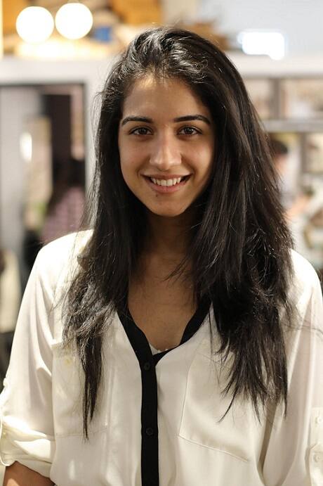 નોંધનીય છે કે, રાધિકા જાણીતા ઉદ્યોગપતિ મર્ચન્ટ પરિવાર સાથે સંબંધ ધરાવે છે. તેના પિતા વિરેન મર્ચન્ટ એન્કર હેલ્થકેર, એન્કર પોલિમર, હેલસ્યોન લેબ્ઝ જેવી કંપનીઓ ધરાવે છે.