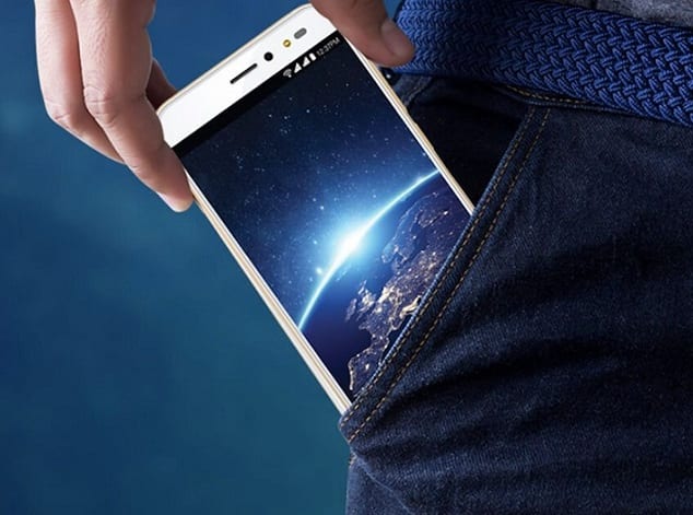 ફોટોગ્રાફી માટે ઇન્ટેક્સ સ્ટારી 10માં 13 મેગાપિક્સલનો રિયર કેમેરા છે જ્યારે ફ્રન્ટમાં 5 મેગાપિક્સલ સેન્સર આપવામાં આવ્યું છે. બન્ને કેમેરા એલઈડી ફ્લેશની સાથે આવે છે. ઇન્ટેક્સ સ્ટારી 10માં પાવર આપવા માટે 2800 એમએએચની બેટરી છે. બેટરીથી 200 કલાક સુધી ટોક ટાઈમ અને 6-7 કલાક સુધી સ્ટેન્ડ બાયર ટાઈમ મળવાનો દાવો કરવામાં આવ્યો છે.