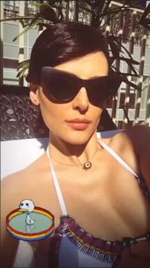 આ એક્ટ્રેસની હૉટ સ્પોર્ટી તસવીરે ઇન્ટરનેટ પર મચાવી ધૂમ, રેડ સ્વિમસૂટમાં આમ આપ્યા પૉઝ