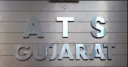  એટીએએસના એક અધિકારીએ કહ્યું, “કાસિમની ધરપકડના 21 દિવસ પહેલા તેમણે પોતાના પદ પરથી રાજીનામું આપ્યું હતું. તેઓ જમૈકા ભાગવા   માગતા હતા જેથી કટ્ટરપંથી મૌલવી શેખ અબ્દુલ્લા અલ ફૈસલની સાથે જેહાદી મિશનમાં જોડાઈ શકે. કાસિમે તેના માટે જમૈકામાં નોકરી માટે અરજી   કરી હતી અને એક વર્ક પરિમટિ મેળવ્યું હતું.”