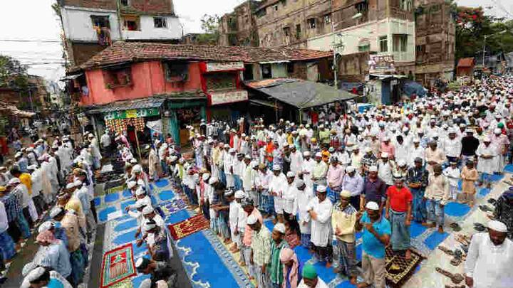 ગુરુગ્રામ પોલીસે નમાઝ માટે ઓફર કરી આ 9 જગ્યાઓ, તાઉ દેવીલાલ સ્ટેડિયમ, લેજર વેલી પાર્ક કચ્ચા ગ્રાઉન્ડ, મેદાંતા હૉસ્પિટલની પાછળ, રૉકલેન્ડ હૉસ્પિટલ માનેસરની પાછળ, સેક્ટર-5, ધનચરી, નજીક સિરહોલ બોર્ડરની પાસે સરકારી જમીન પર, વિઝિલેન્સ કાર્યાલયની સામેનું સેક્ટર-47, સેક્ટર 5 હુડા ગ્રાઉન્ડ, ઓબેરૉય હૉટેલની પાછળ (એચએસઆઇઆઇડીસી) અને તાઉ દેવીલાલ સેક્ટર 22ની જગ્યાઓને ફાળવવામાં આવી છે. 